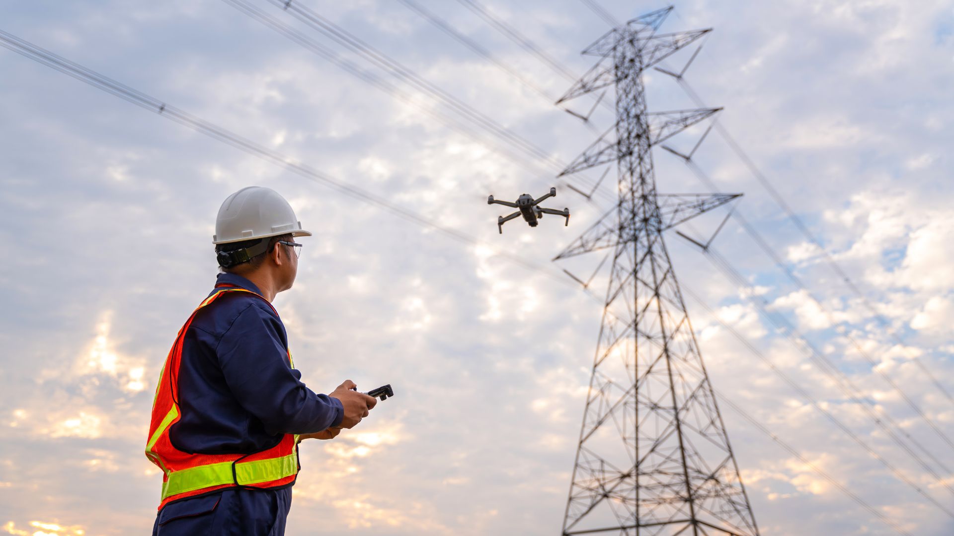 Línea eléctrica con dron